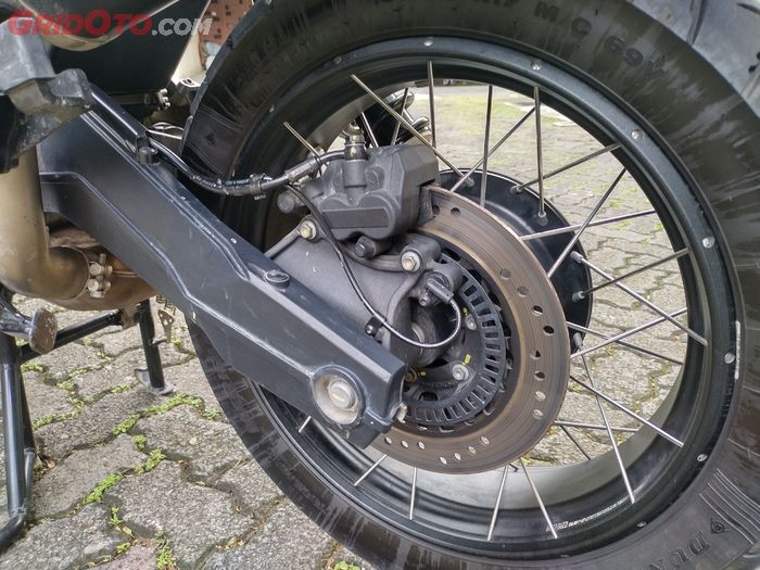 Rem belakang Moto Guzzi V85T Travel cakram 260 mm 2 piston