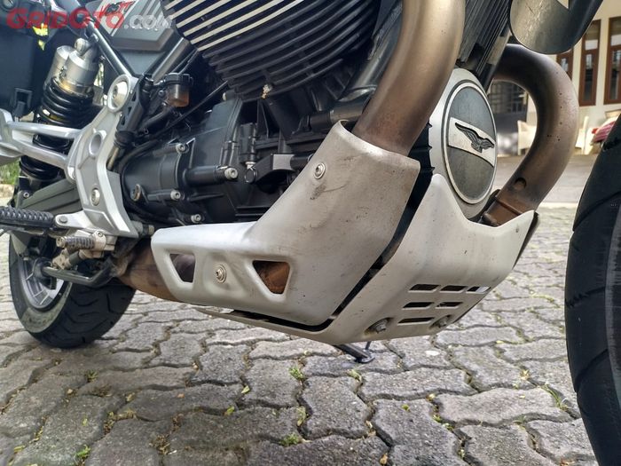 Skidplate melindungi bagian bawah mesin Moto Guzzi V85T Travel