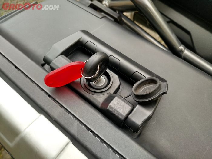 Membuka dan melepas boks dari Moto Guzzi V85TT Travel hanya menggunakan kunci kontak