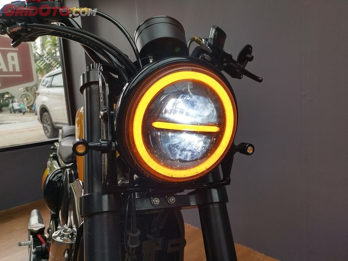 Headlamp Yamaha NMAX bobber pakai LED Daymaker 7 inci model bulat dengan DRL
