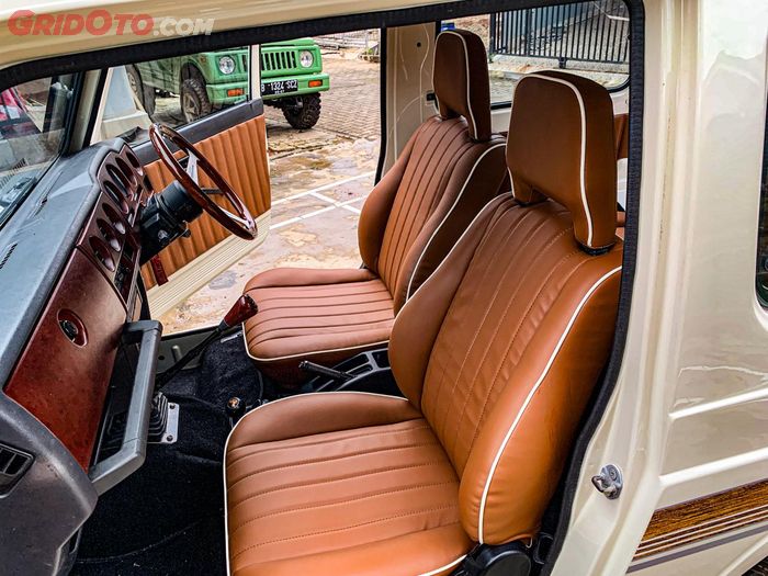 Retrim jok custom dengan motif stitching vertikal punya Suzuki Katana