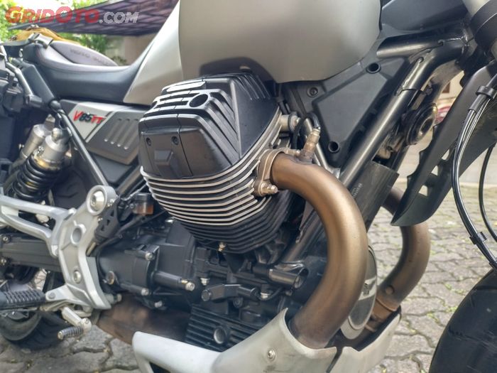 Mesin V-Twin Moto Guzzi V85TT Travel terasa bertenaga