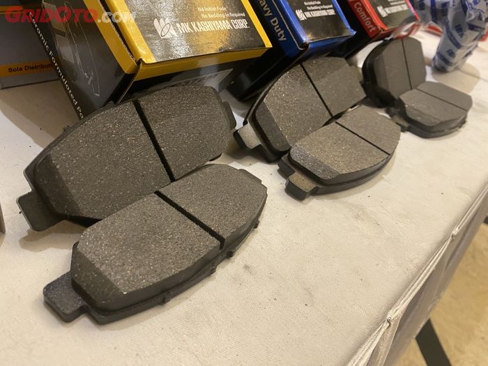 Material friction pada kampas rem berpengaruh besar terhadap tingkat kepakeman rem mobil.