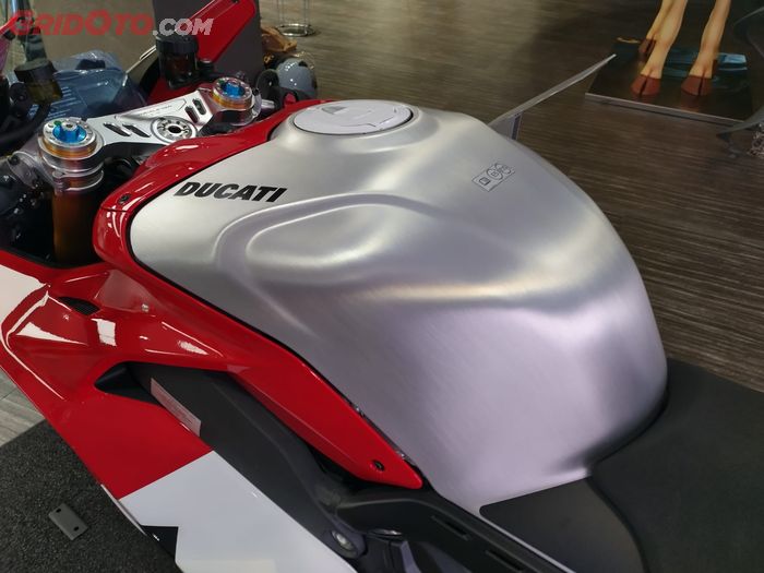 Tangki aluminium dengan finishing raw jadi salah satu pembeda Ducati Panigale V4 R