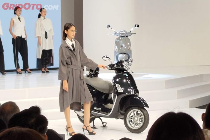 Vespa Sprint, GTS, LX, dan Primavera ikutan jadi model di runway Indonesia Fashion Week 2024.