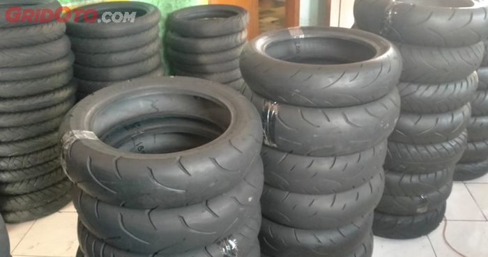 Hindari ban yang disimpan dengan cara ditumpuk dan bersentuhan langsung dengan lantai