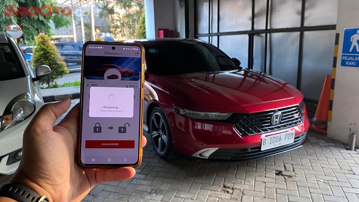 Membuka kunci pintu Honda Accord RS e:HEV memakai Honda Connect.