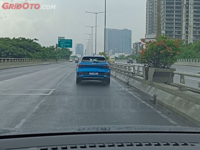 Lane hogger mengemudi di lajur kanan jalan tol