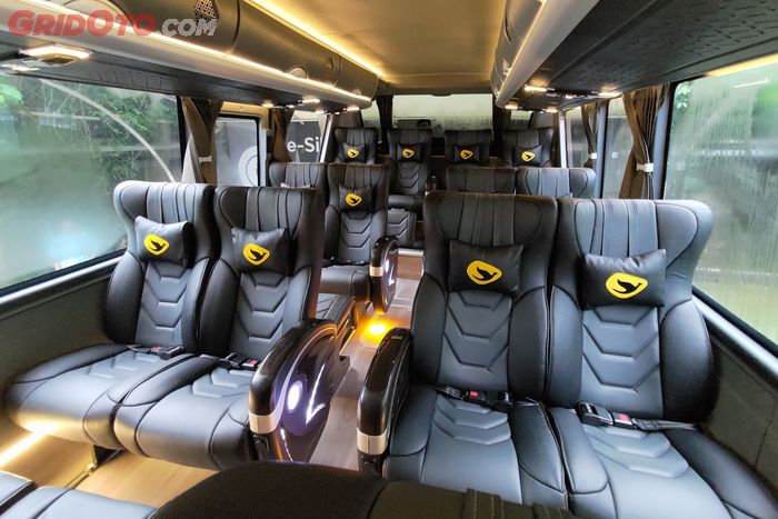 Kursi Super Executive di bus Cititrans Busline, dapat dual charging port USB Type A dan Type C, reclining seats dengan leg rest termasuk di kursi paling belakang,