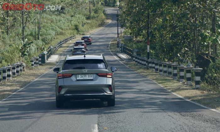 Pede lewat tanjakan pakai mobil matik saat mudik, begini caranya.