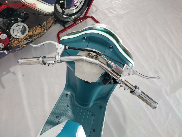 Area setang Honda Scoopy bersih karena tidak ada spido dan kabel gas