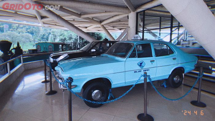 Jepret Museum Transportasi TMII dengan koleksinya seperti Holden Torana taksi dan Nissan Cedric.
