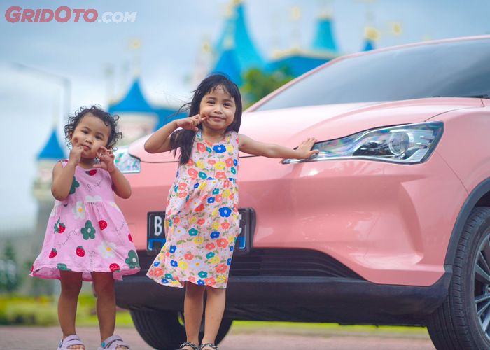 Anak-anak saya berantusias melihat Istana Disney.