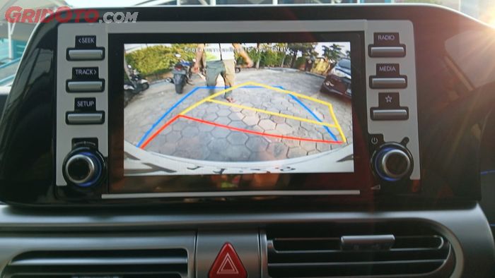 Rear View Monitor berguna ketika akan parkir atau mundur.