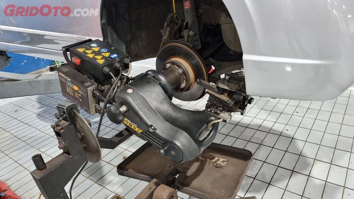 Proses pembubutan piringan cakram mobil