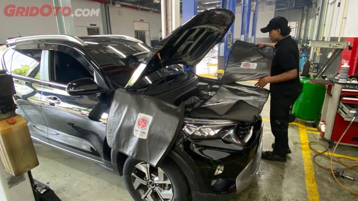 Kia Sonet sedang melakukan servis di Bengkel Siaga Kia di Kia Kelapa Gading.