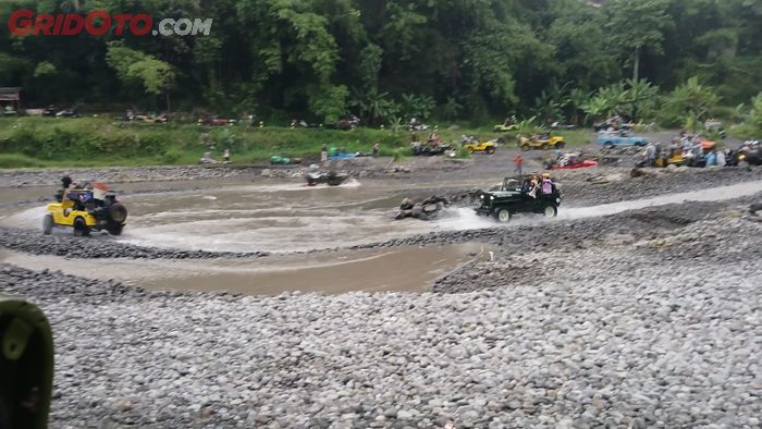 Main air di Kali Kuning