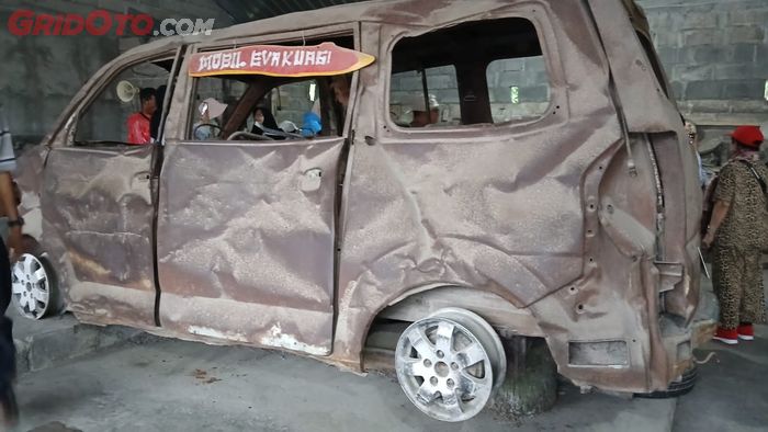 Suzuki APV milik media yang ikut terkena lahar panas erupsi Merapi
