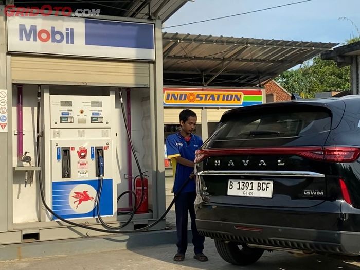 Haval H6 HEV sedang isi BBM dari Mobil Indostation Nusajati, CIlacap