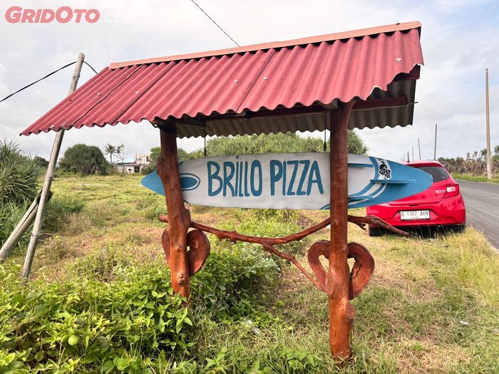 Banyak mobil yang parkir pinggir jalan karena ramai pengunjung Brillo Pizza