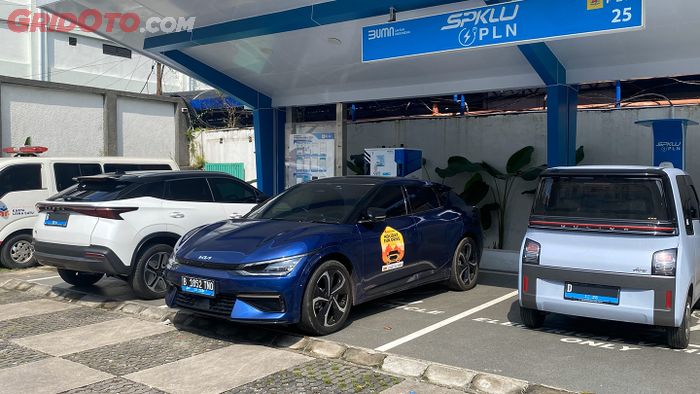 Isi daya cepat di SPKLU ICON belakang kafe Jabarano di Bandung.