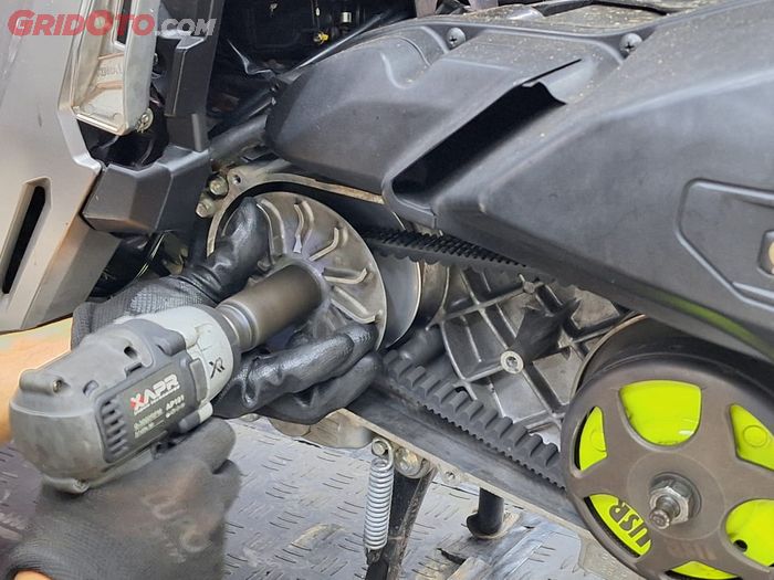 Impact wrench elektrik bisa digunakan untuk melepas komponen CVT motor matic.
