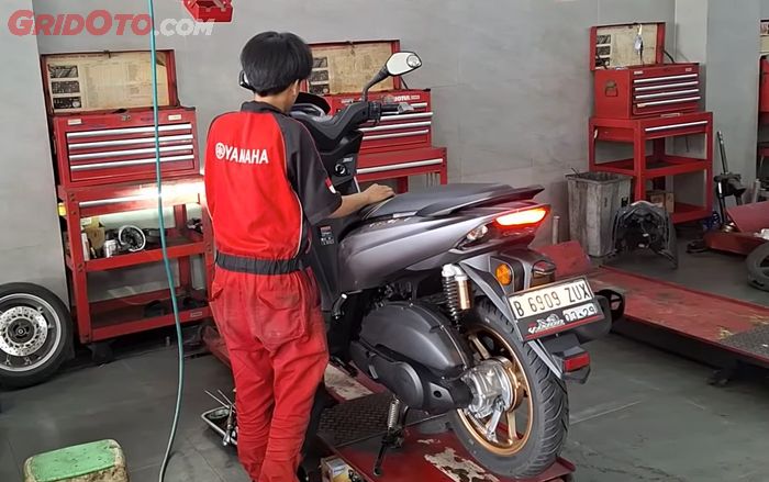 Service Advisor Bengkel Resmi Yamaha berikut ini beberkan alasan ganti oli mesin pada motor baru karena terkait dari program servis dari pabrikan.