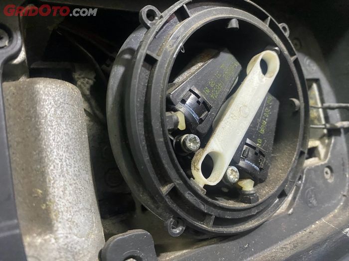 Menekan kaca spion elektrik bisa mematahkan kuku gigi motor penggerak