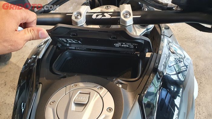 Di BMW R 1300 GS ada konsol untuk tempat smartphone
