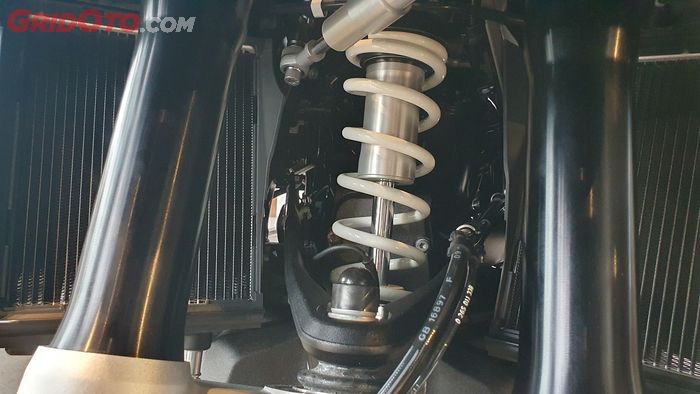 Suspensi depan BMW R 1300 GS mengalami perubahan meski sekilas sama