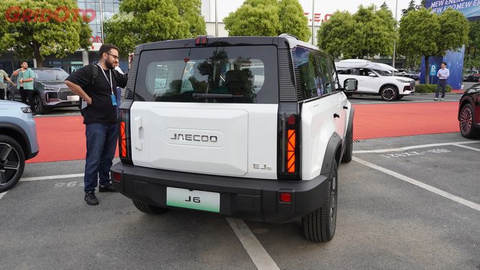 Mobil listrik Jaecoo J6 bergaya SUV offroad.