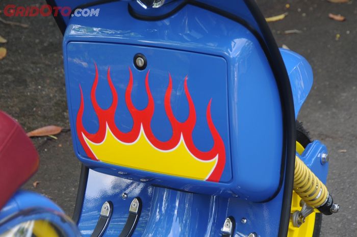 Boks penyimpanan depan Royal Alloy GP150 diberi airbrush lidah api Hot Wheels