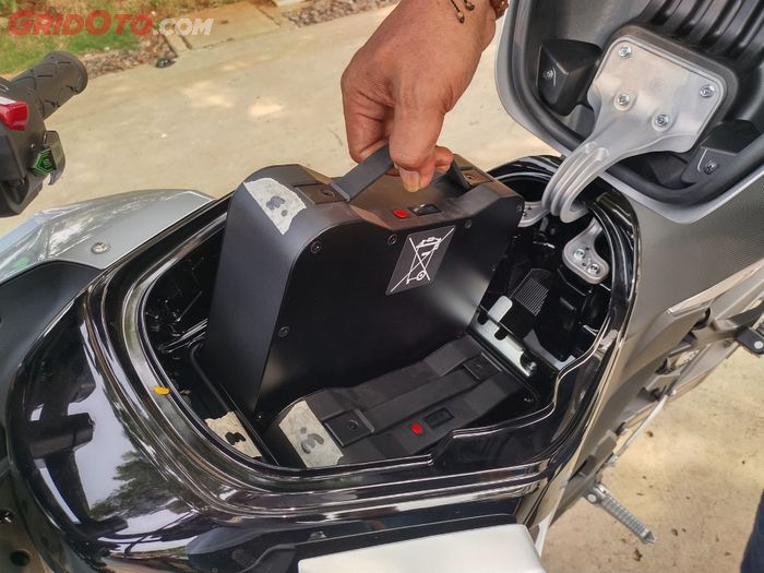 Sumber tenaga Kawasaki Ninja E-1 dan Z E-1 pakai 2 baterai yang bisa dilepas