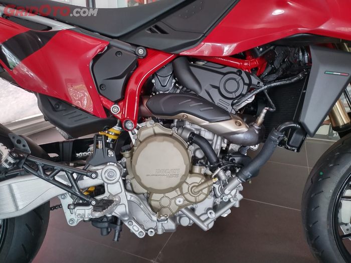 Mesin Superquadro Mono Ducati Hypermotard 698 Mono merupakan turunan dari mesin L-Twin Panigale 1299