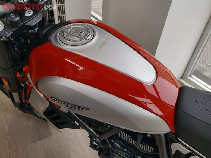 Tangki bensin Ducati Scrambler bisa diganti-ganti cover tangkinya sesuai keinginan