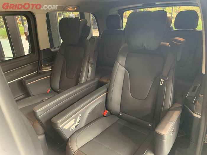 Captain seat di Mercedes-Benz RES Lombardi