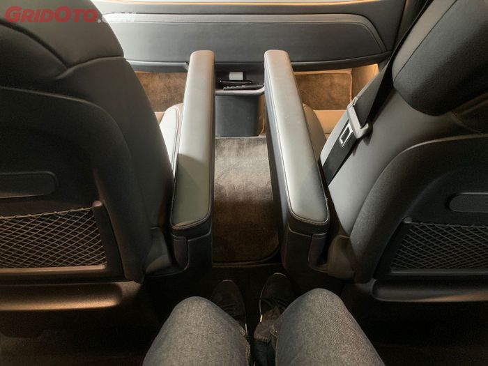 Akses ke jok baris ketiga cukup untuk dilalui orang dewasa