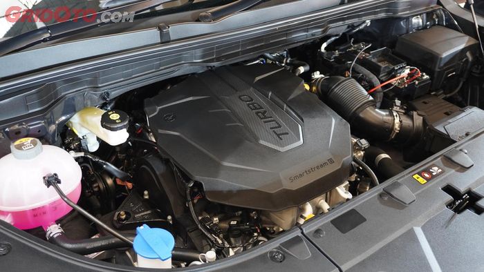 KIA Carnival dengan mesin Smartstream D 2.200 cc 4 silinder turbo diesel.