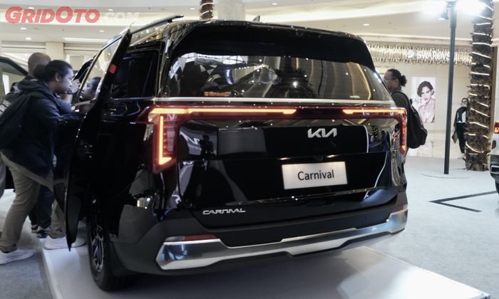 Buritan KIA Carnival dengan desain lampu Starmap Lamp.