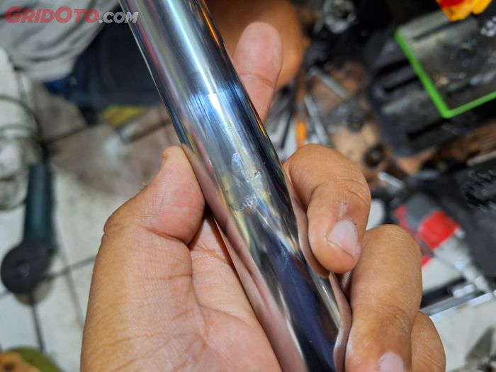 As sokbreker depan motor yang sudah lecet