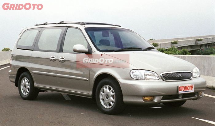 Kia Carnival saat pertama dijual di Indonesia tahun 1999