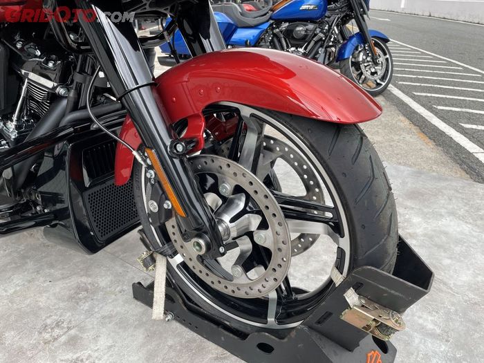 Velg baru Harley-Davidson Road Glide 2024, lebih sporty pakai warna paduan hitam glosy dan polish