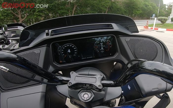 Panel indikator baru di Harley-Davidson Road Glide dan Street Glide 2024. Full LED layarnya besar dan sangat informatif