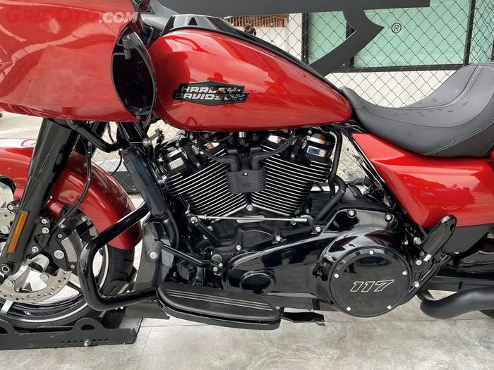 Mesin baru Milwaukee-Eight 117 V-twin pada Road Glide dan Street Glide 2024 sudah dilengkapi water cooled untuk mendinginkan area kepala silinder.