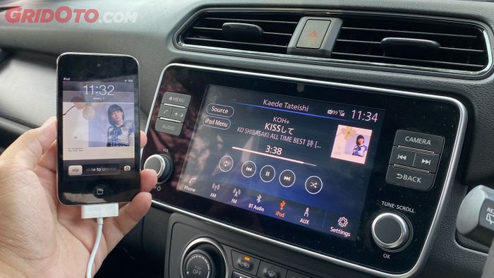Menariknya, head unit Nissan Leaf masih mendukung koneksi iPod.