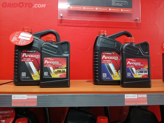Kedua pelumas Wealthy Apogeo 0-20W dan 0-30W dijual Rp 900 ribu per galon.