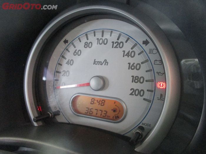 Ilustrasi spidometer dan layar MID Suzuki Splash MT 2012