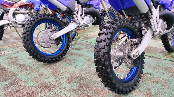 Ilustrasi pelek motor trail pakai model jari-jari