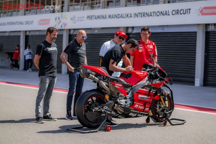 Danilo Petrucci serahkan Ducati Desmosedici GP20 kepada pemilik barunya, Jimmy Budhijanto
