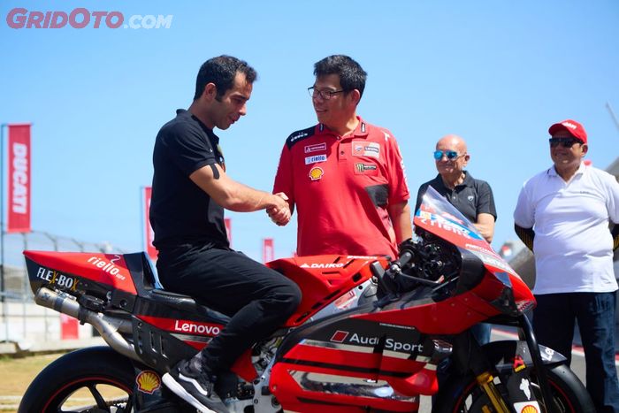 Danilo Petrucci bersama Jimmy Budhijanto yang juga CEO Ducati Indonesia
